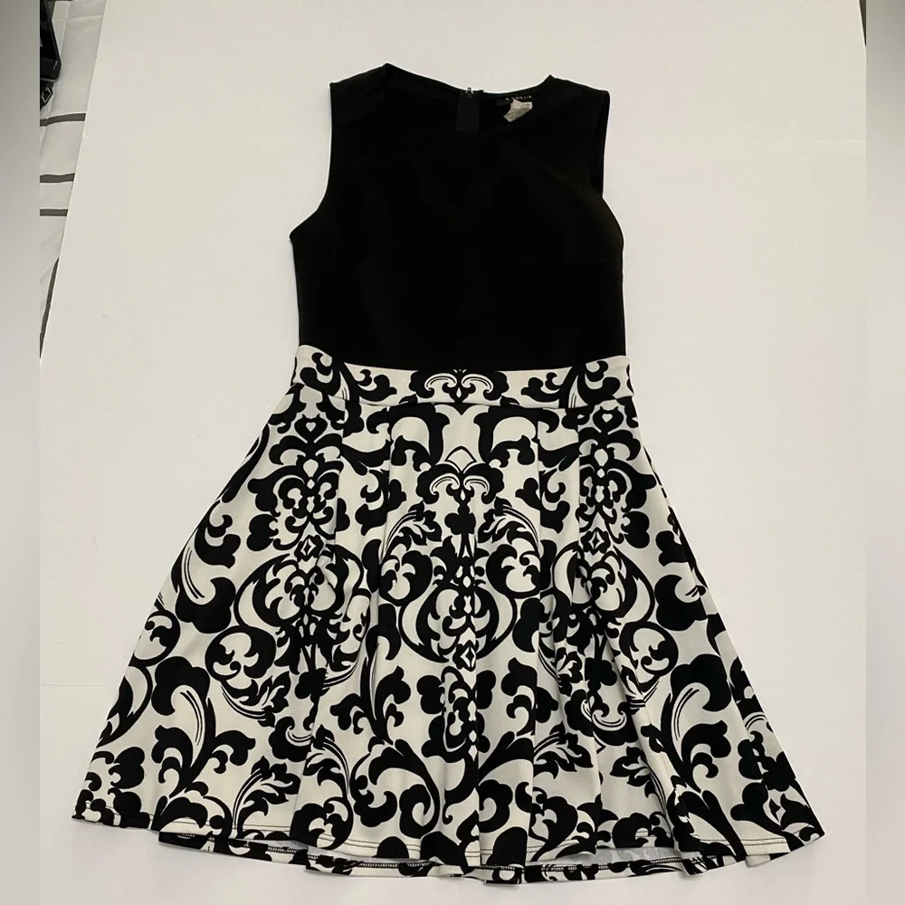 B. Darlin sleeveless Black and white zipper dress size 9/10 Junior. - Picture 2 of 9